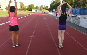 Marche en tapant des pieds bras lev