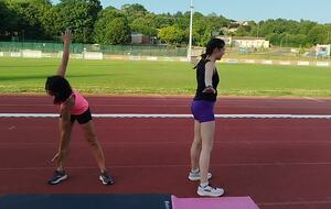 Toucher croismains sur pieds